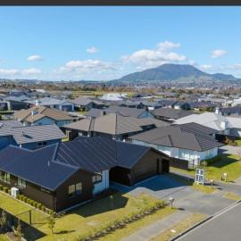 New Modern Taupo Escape just minutes from Township, hotel in Taupo