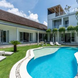 Luxury 5BR Villa with Rooftop BBQ Pool 500M to Beach