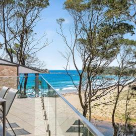 Architectural Beachfront Escape Yowani House – hotel w mieście Tomakin