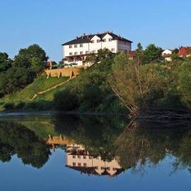 Hotel Bursztynowy، فندق في Józefów na Wisłą