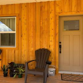 Mountains Edge Bungalow, hotel em Sayward