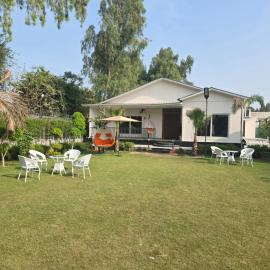 Aurum Luxe Farms, hotel din Noida