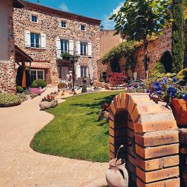 Le clos fleuri, hotel Saint-Gervazy városában