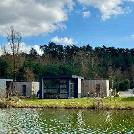 Viesnīca EuroParcs Maasduinen Chalet Seeblick mit Airco, Hunde willkommen pilsētā Belfeld