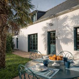 Maison bretonne au calme, vue imprenable sur la mer, grand jardin, готель у місті Pleubian
