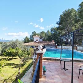 Forest Retreat Naturally Cool, Stunning Views, privacy and an 80M2 Extra-Large Swimming Pool, hotel a Lliria