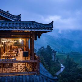 素隐乡宿Hometown Destination红瑶吊脚楼观景民宿, hotelli kohteessa Heping