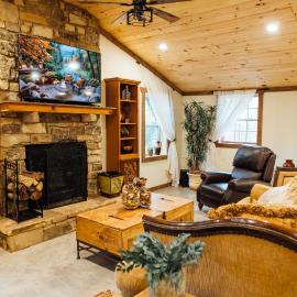 Villa Serena Tuscan Theme home with a HIDDEN lounge, fire pit, lawn games, creek, hotel i Dahlonega