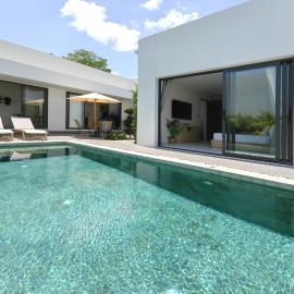 Luxury Private Bangtao Elarya Pool Villa, Hotel in Ban Riang