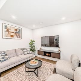 Brand New! Modern 2 Bedroom Suite Near YYC Airport - Sleeps 4 โรงแรมในCalgary