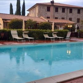 Borgo Pomaia Resort Tuscany - Apartament, Pools, Restaurant & Tuscan View – hotel w mieście Pomaia