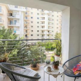 Charming Modern 1BR Apartment with Balcony Views, By Vaganza