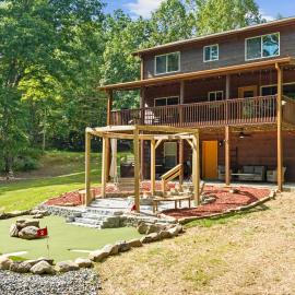 < 1 Mi to Lake Blue Ridge: Forest-View Gem w/ Deck, hotel v destinácii Morganton