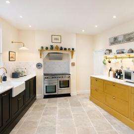 Amazing Large House, Lovely Newly Fitted Kitchen, Sleeps 8 , Nice Views and Garden, Plus a Beach Hut that is Located on Lyme Regis Beach