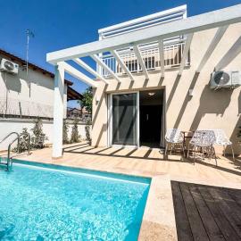 Seaside Pool Villas by BookVillaEU, hotel in Nea Kallikrateia