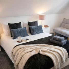 Rosey Lodge -1Bedroom Cousy Flat - Parking, Netflix, WIFI - Close to Blenheim Palace & Oxford - F5, Hotel in Oxford