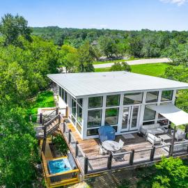 Happiness Ranch - Cypress Tree House, hotel en Blanco