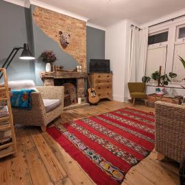 Homely 2 bedroom flat just off Leigh Broadway