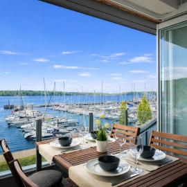 fewo1846 - Baltic Lodge - komfortable Maisonettewohnung mit 3 Schlafzimmern, Balkon und Blick auf die Marina Sonwik, ξενοδοχείο στο Φλένσμπουργκ