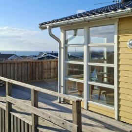Cozy Yellow Holiday Home With Sea View، فندق في سالغيليز