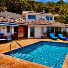 A Newly Renovated Luxury 4 Bed Villa, Hotel in Tortola