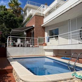 Villa with private pool, ocean & mountain views, hotel din Sitges