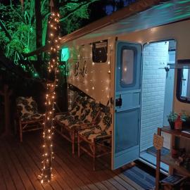 Cabana treiller experiência na floresta com telão de cinema, hotel in Iomerê