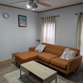 Private Room in 3-bedroom apartment, hotell i Middleboro