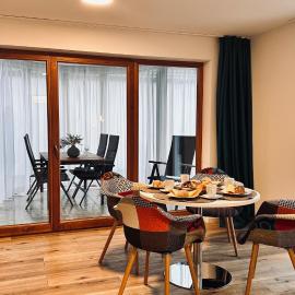 Sonnenwinkel - Ferienwohnung mit Wintergarten, Terrasse & Parkplatz, hotel in Radolfzell am Bodensee