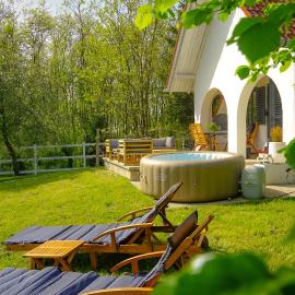 Szigetvár में, होटल Pet-Friendly Private Vineyard Cottage with Jacuzzi