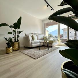 Garden apartment, 5 minutes to Lake Maggiore, near Locarno, Private parking lot, hotel en Minusio