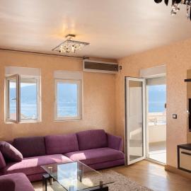 Seafront Apartment with Stunning Sea View in Baošići