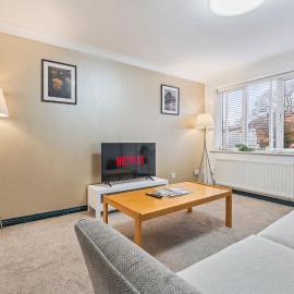 Modern Stay in Nuneaton with Free Parking, Hotel in Stockingford