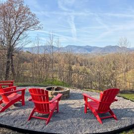 Family Retreat with Hot Tub, Game Room & Mountain Views, hotel a Whittier