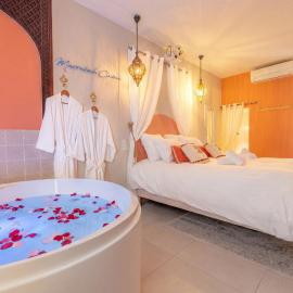 Marrakech Cinéma Jacuzzi - Suite romantique, hotel in Feyzin