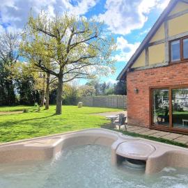 Private Country Retreat With Hot Tub, hotel in Leominster