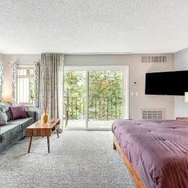 Downtown Corner Studio with 270-degree Riverview, хотел в Бенд