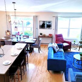 Luxury Home, 5BedRoom, 2King Beds, Game Room, Play Room, Theater, Hot Tub and More, מלון בקלגרי