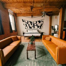 420 friendly Artsy walk Riverfront Loft King Bed, hotel em Detroit