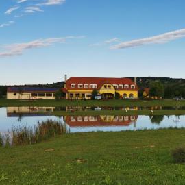 Alpesi Fogadó és Horgászturisztikai Központ, hotel in Vaskeresztes