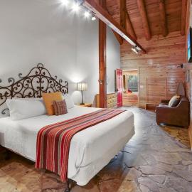 Wimberley Log Cabins Resort and Suites- Unit 3, hotel u gradu 'Wimberley'