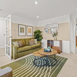 Modern House 6 Beds 3 Car Driveway Parking