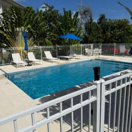 Sea Mist 101, Beautiful 1 bedroom ground floor apartment in a quiet corner of West Bay, hotel i West Bay