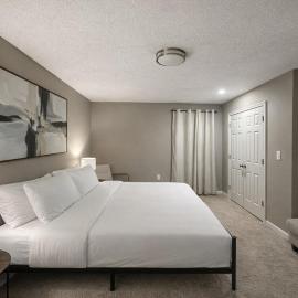 Beautiful Gardner Home Sleeps 10 Game Room Central location, hotel a Gardner