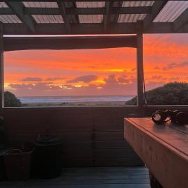 Beachfront Sunset Bach, hotel di Piha