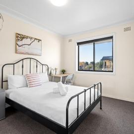 Queen Room in Auburn - Central Stay with Convenience - Shared Bathroom