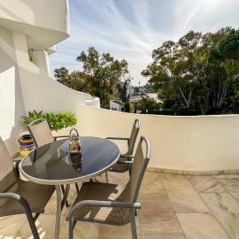 Pinos: Serene 2BD w/pool, views & walk to beach, hotel in Mijas Costa