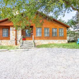 Wimberley Log Cabins Resort and Suites- The Oak Lodge