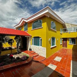 Lujosa Casa - Jacuzzi - BBQ - 15 min aeropuerto, hótel í Quito