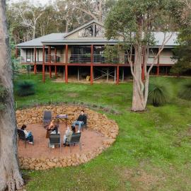 Redgum Treehouse - Outstanding luxury in the heart of wine country and minutes from the beaches, hotel Quindalup városában